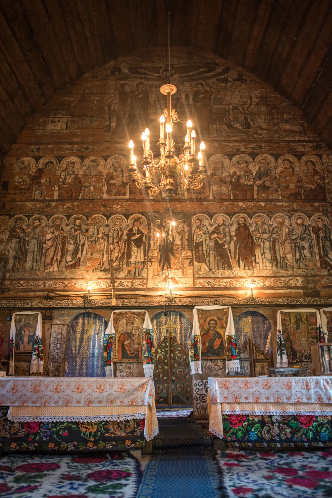 Según una inscripción en un icono, la pintura del altar, en estilo barroco, fue realizada por Ianoș Opriș en 1812